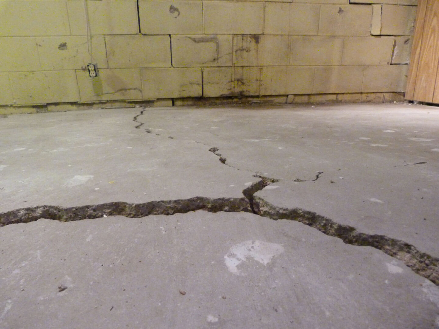 how to repair large crack in concrete slab